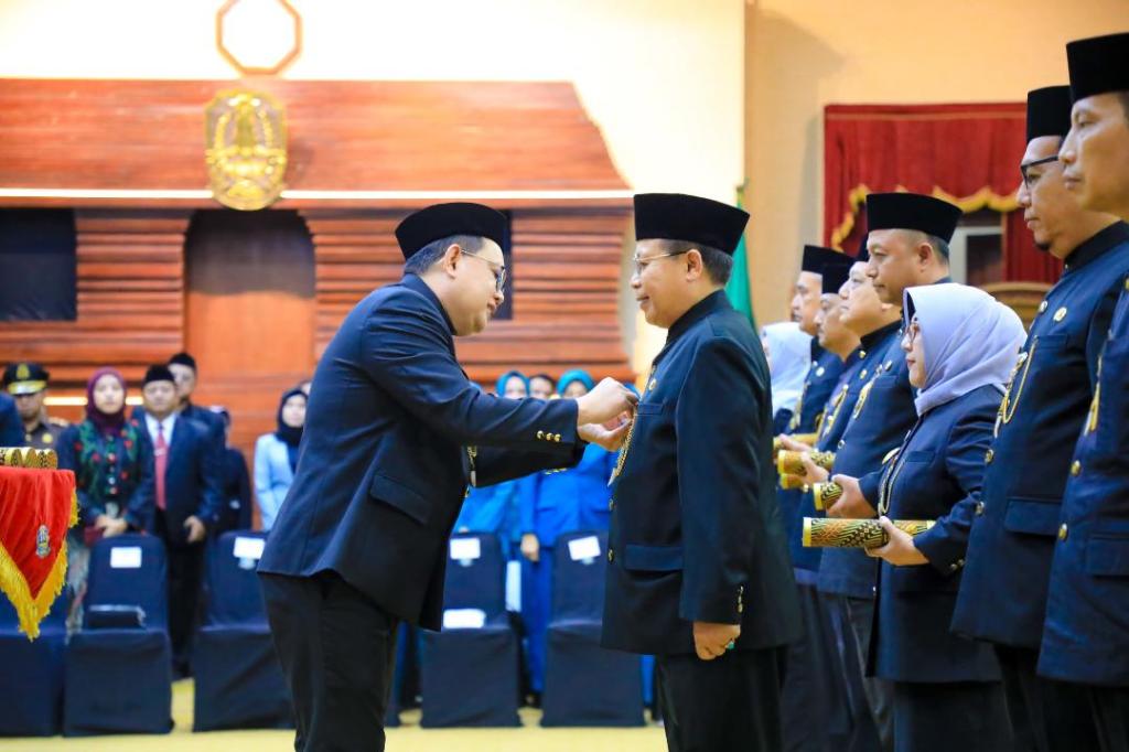 Pj. Gubernur Adhy Kukuhkan 13 Pjs. Bupati/Walikota dan Serahkan SK Perpanjangan untuk 8 Pj. Bupati di&nbsp;Jatim